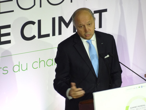 laurent Fabius  la tribune pendant son discours