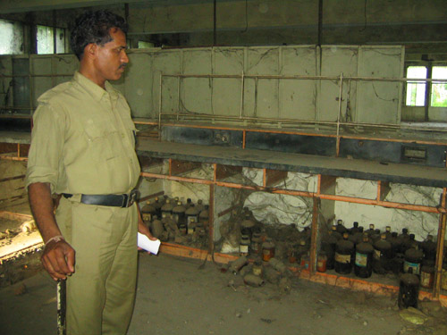 Bhopal. Ancien laboratoire,  l'abandon encore 25ans aprs la tragdie